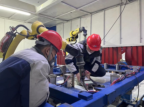 14點，江蘇長江智能制造研究院有限責(zé)任公司秦拓、王豪在無錫現(xiàn)場進(jìn)行新能源電池托盤焊接項目的設(shè)備安裝及調(diào)試工作.jpg