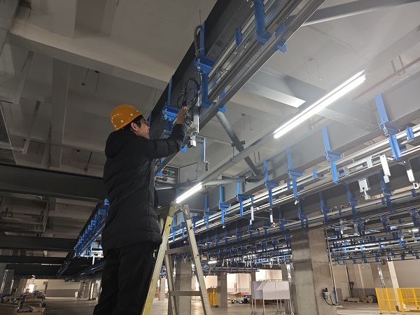 6. 浙江杭州，北自科技陳凱在化纖懸掛線項(xiàng)目上檢查電氣線路.jpg