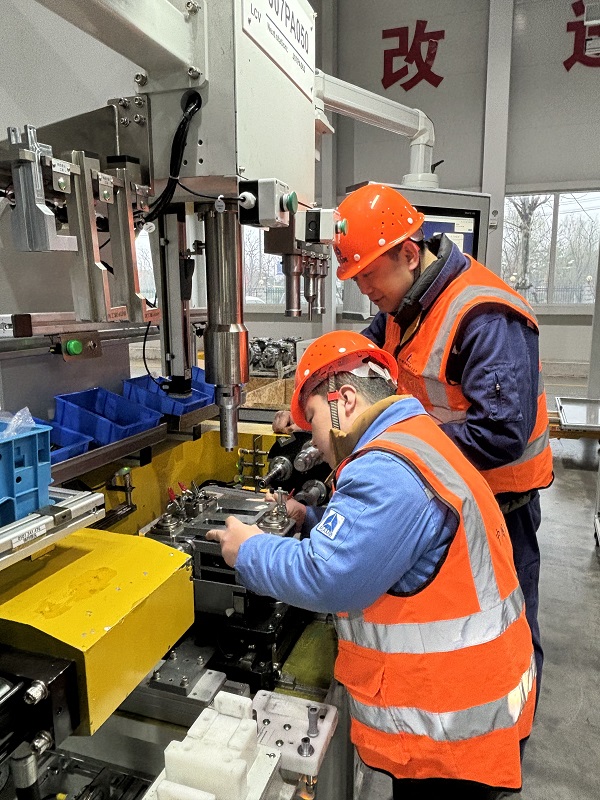 2. 浙江嘉興，智能裝配事業(yè)部陶東凱、韓冰華在AMT變速箱柔性生產(chǎn)線項(xiàng)目現(xiàn)場(chǎng)調(diào)試.jpg