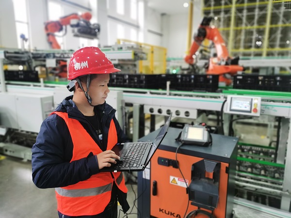 3. 廣西柳州，專用電路事業(yè)部金富強(qiáng)正在電芯成品緩存輸送系統(tǒng)項(xiàng)目中進(jìn)行設(shè)備調(diào)試.jpg