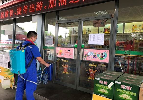 湖南石油第一時間安排向張家界運(yùn)送防疫及民生物資，物資通過多種渠道順利送抵。自7月下旬以來，張家界石油一邊落實(shí)地方防疫政策，一邊抓好民生保供，全市近50座加油站全部營業(yè)，40余座易捷便利店商品供應(yīng)不打烊，全線抗疫保民生，全力以赴助力打贏疫情防控阻擊戰(zhàn)。